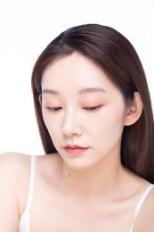 白色背景前的中国女性