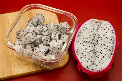 装在玻璃保鲜盒里的火龙果肉切丁