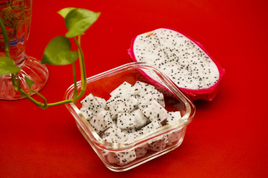 装在玻璃保鲜盒里的火龙果肉切丁