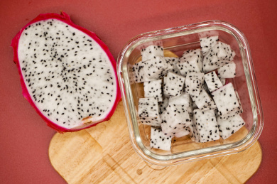 装在玻璃保鲜盒里的火龙果肉切丁