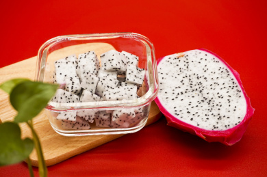 装在玻璃保鲜盒里的火龙果肉切丁