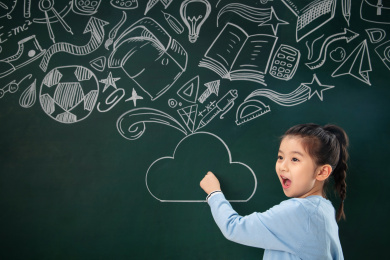 站着黑板前的小学女生