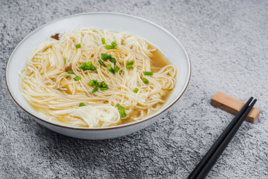 一碗葱油汤面,青菜,鸡蛋,鸡爪