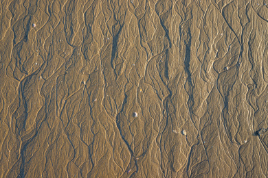 海边潮水冲刷金黄色的沙地