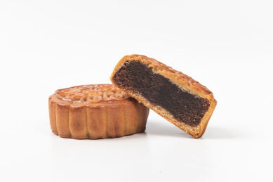 中秋节月饼豆沙馅白底特写