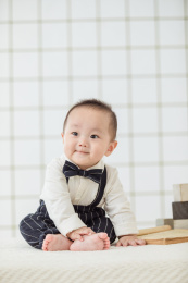 白色衬衫领结和褐色领结的亚裔男童