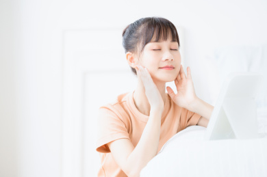 照镜子化妆的年轻女性