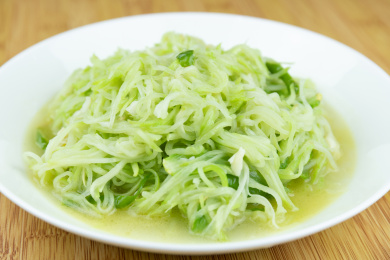 盘子里的佛手瓜丝炒菜