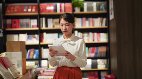 一位年轻女性在图书馆看书