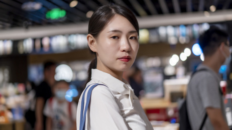 一位年轻女性在图书馆看书