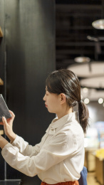 一位年轻女性在图书馆看书