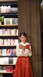 一位年轻女性在图书馆看书