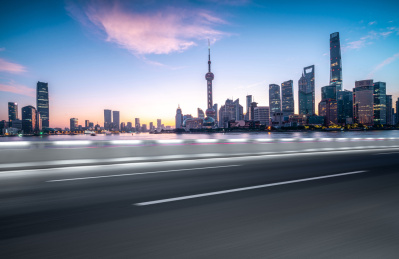  上海天际线和空旷道路的建筑物