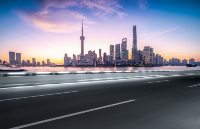  上海天际线和空旷道路的建筑物