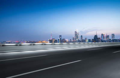 中国广州柏油公路与现代城市天际线