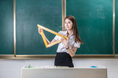 教师节学校里正在上课的美女老师
