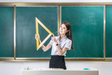 教师节学校里正在上课的美女老师