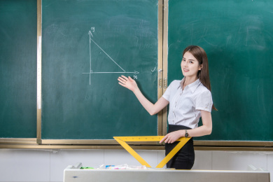 教师节学校里正在上课的美女老师