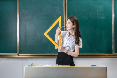 教师节学校里正在上课的美女老师