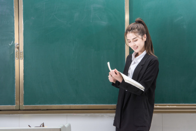 教室里正在上课的女教师
