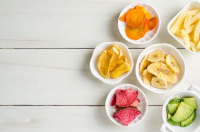 各种小碟子装着的零食脱水果蔬