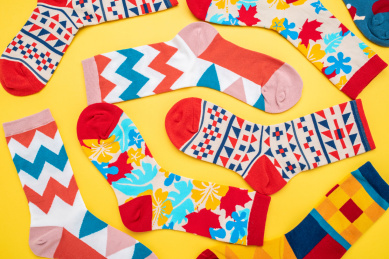 秋季时尚纯棉花袜子女性购物概念