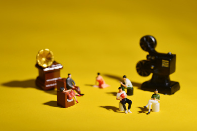 彩色背景上的小人，围在一起看电视的朋友