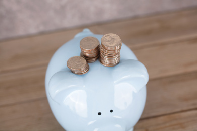 放在小猪储蓄罐上的硬币