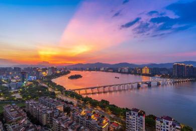 中国广东清远洲心大桥日落火烧云