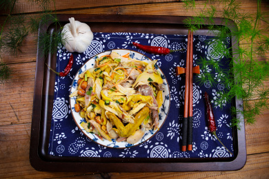 传统美食飘香葱油鸡