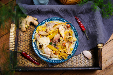 传统美食飘香葱油鸡