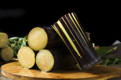 木板上放着一堆新鲜甘蔗