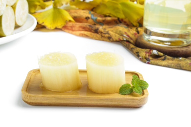 白底木盘上放着两个甜甘蔗段