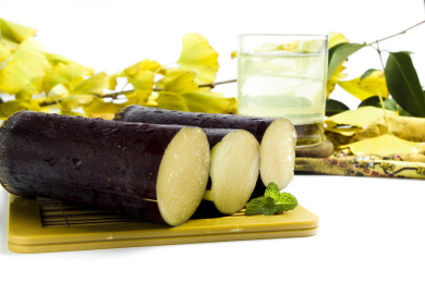 木板上放着三节黑皮甘蔗