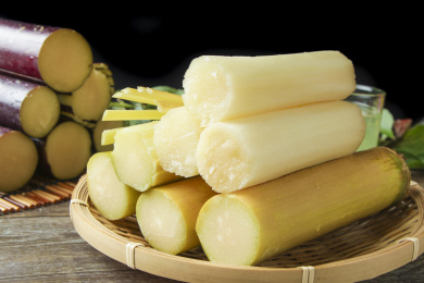 一筐新鲜白玉甘蔗