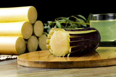 木板上放着一根黑皮甘蔗