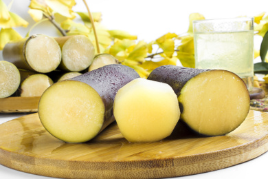 木板上放着甜甘蔗