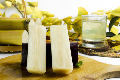 木板上放着切开的黑皮甘蔗