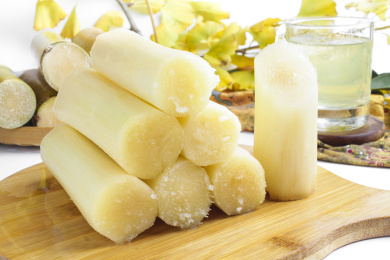 木板上放着一堆去皮黑皮甘蔗