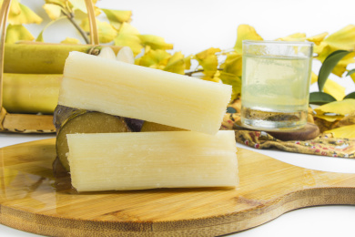 木板上放着切开的黑皮甘蔗