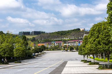 湖南溆浦灵翠山公园北大门观光大道