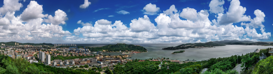 蓝天百云下的旅顺口景区风光