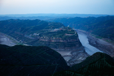 中国山西省偏关县黎明的老牛湾崖壁山村