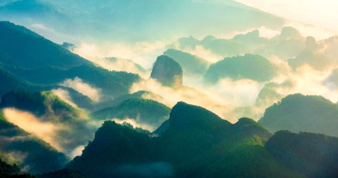 桂林八角寨日出云海中的山脉