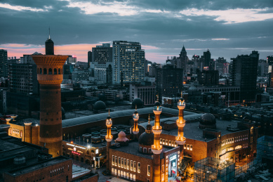 中国新疆乌鲁木齐国际大巴扎夜景风光