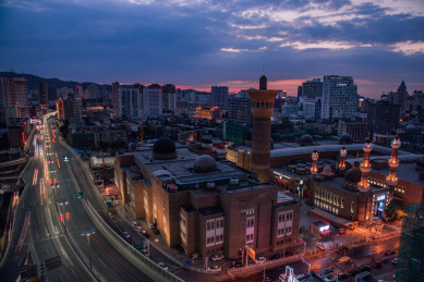 中国新疆乌鲁木齐国际大巴扎夜景风光