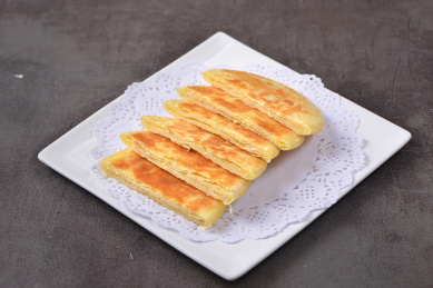 一旁糖饼放在灰色底板上