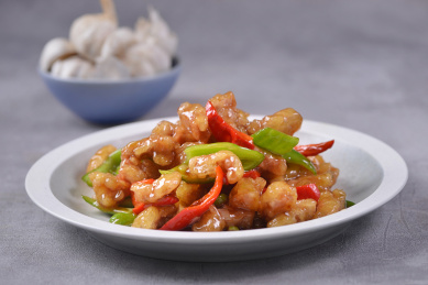 一盘溜肉段放在灰色底板上