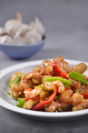 一盘溜肉段放在灰色底板上