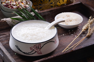 一碗大米百粥放在木制底板上